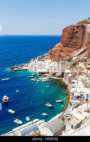 Vue sur les falaises de la Baie d'Ammoudi, Oia, Santorin, une île grecque de la Méditerranée dans le groupe des Cyclades Banque D'Images