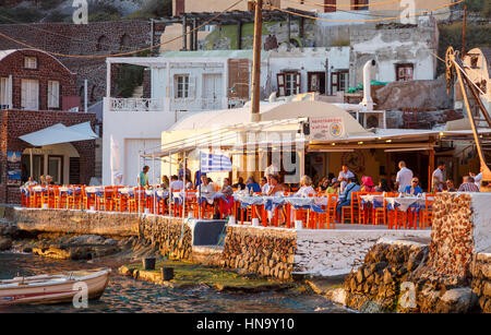 Harbourside restaurant de poissons "Katina' dans la baie d'Ammoudi, Oia, Santorin, une île grecque de la Méditerranée dans le groupe des Cyclades Banque D'Images