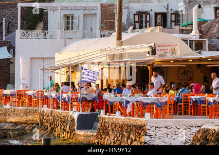 Harbourside restaurant de poissons "Katina' dans la baie d'Ammoudi, Oia, Santorin, une île grecque de la Méditerranée dans le groupe des Cyclades Banque D'Images