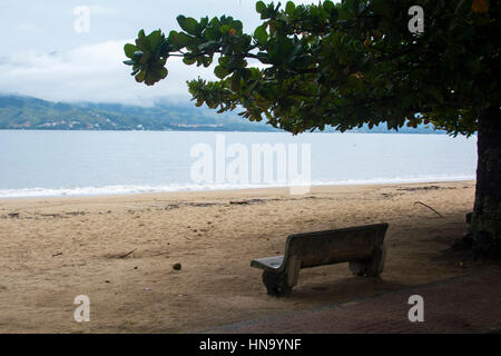 Moment - banc avec vue sur la plage Banque D'Images