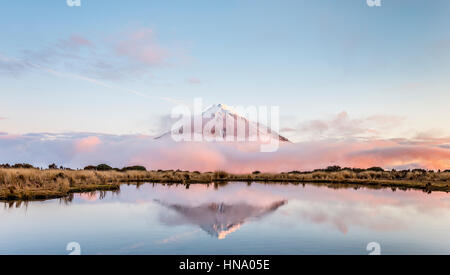 Reflet dans Pouakai Tarn, volcan Mont Taranaki ou Mont Egmont au coucher du soleil, Parc National d'Egmont, Taranaki, île du Nord Banque D'Images