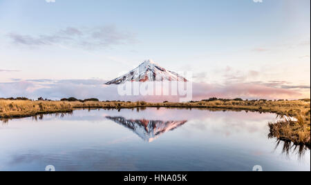 Reflet dans Pouakai Tarn, volcan Mont Taranaki ou Mont Egmont au coucher du soleil, Parc National d'Egmont, Taranaki, île du Nord Banque D'Images