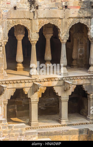 Les alcôves au Chand Baori Abhaneri en cage, Rajasthan, Inde. Banque D'Images