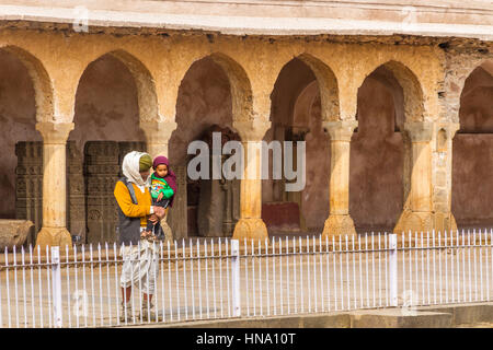 Abhaneri, Inde, 21 janvier 2017 - Un vieil homme avec son petit-fils à la Chand Baori Abhaneri en cage, Rajasthan, Inde. Banque D'Images