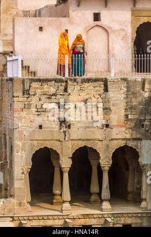 Abhaneri, Inde, 21 janvier 2017 - deux femmes à la Chand Baori Abhaneri en cage, Rajasthan, Inde. Banque D'Images