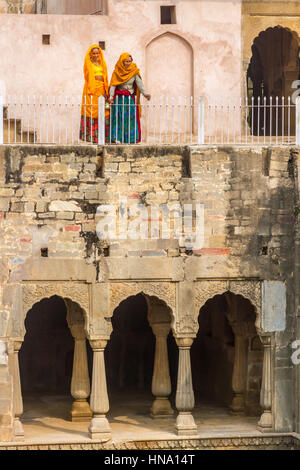 Abhaneri, Inde, 21 janvier 2017 - deux femmes à la Chand Baori Abhaneri en cage, Rajasthan, Inde. Banque D'Images