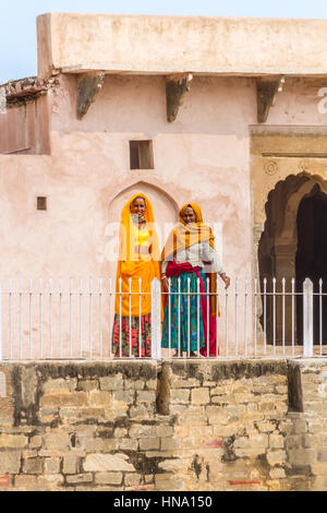 Abhaneri, Inde, 21 janvier 2017 - deux femmes à la Chand Baori Abhaneri en cage, Rajasthan, Inde. Banque D'Images