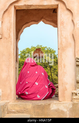 Abhaneri, Inde, 21 janvier 2017 -Une femme hindoue adorant un Shiva Lingam au Harshat Mata Temple à Abhaneri, Rajasthan, Inde. Banque D'Images