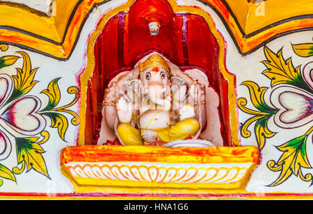 Une divinité de Ganesha, le dieu hindou de la bonne chance, au-dessus d'une porte du temple au Rajasthan. Banque D'Images