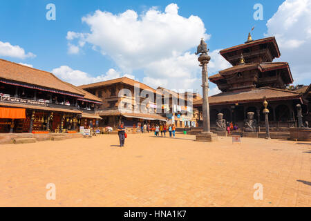 Bhaktapur, Népal - le 26 octobre 2013 : Un obélisque se dresse en face de Temple de Dattatreya dans Square Dattatreya lors d'une journée ensoleillée. Avant 2015 damag séisme Banque D'Images