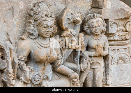 Une sculpture de la Déesse Durga cassée à la Chand Baori Abhaneri en cage, Rajasthan, Inde du Nord. Banque D'Images