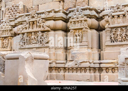 Sculptures sur pierre à l'Harshat Mata Temple à Abhaneri, Rajasthan, Inde. Banque D'Images