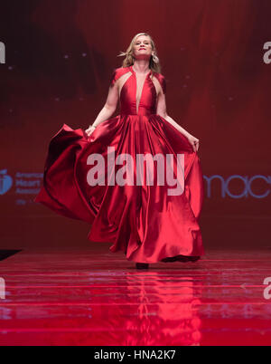 Bonnie Somerville dans Carmen Marc Valvo marche piste pour la robe rouge Collection 2017 Fashion show par Macys à Hammerstein Ballroom au Manhattan Center bénéficier American Heart Association (photo de Lev Radin / Pacific Press) Banque D'Images