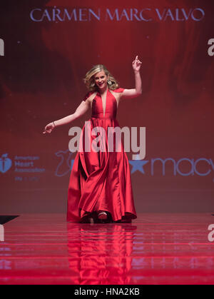 Bonnie Somerville dans Carmen Marc Valvo marche piste pour la robe rouge Collection 2017 Fashion show par Macys à Hammerstein Ballroom au Manhattan Center bénéficier American Heart Association (photo de Lev Radin / Pacific Press) Banque D'Images