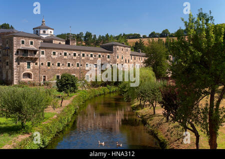 Monastère de Saint Julian (fondée au 6ème siècle) et de la rivière Sarria, Samos, Lugo province, région de la Galice, Espagne, Europe Banque D'Images