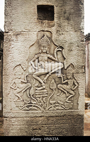 La danse apsaras bas-relief, temple Bayon , Siem Reap, Cambodge. UNESCO World Heritage Site. Capitale de l'empire Khmer construit à la fin du 1 Banque D'Images