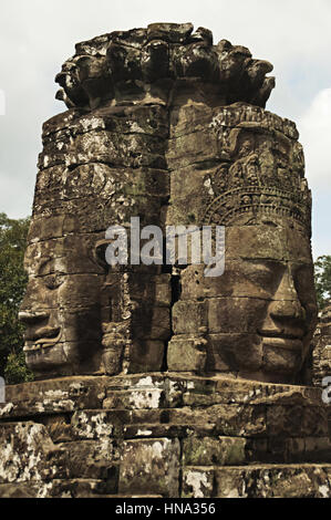 Face tours du temple Bayon, au centre d'Angkor Thom , Siem Reap, Cambodge. UNESCO World Heritage Site. Capitale de l'empire Khmer buil Banque D'Images
