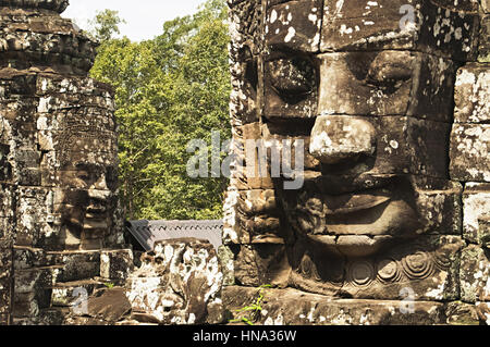 Face tours du temple Bayon, au centre d'Angkor Thom , Siem Reap, Cambodge. UNESCO World Heritage Site. Capitale de l'empire Khmer buil Banque D'Images