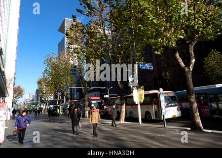 Avis de Gangnam-daero Avenue, dans le quartier de Gangnam, Seoul, Corée du Sud, en Asie. La circulation, les voitures, les bus, les piétons, les usagers, l'heure de pointe du matin Banque D'Images