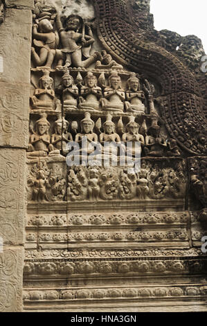 Pavillon d'angle, sculptures sur Angkor Wat, Siem Reap, Cambodge. Plus grand monument religieux du monde 162,6 hectares. UNESCO World Heritage Banque D'Images