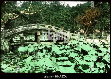 Herbert Geddes, La vie au Japon, ca. 1910 - pont de pierre courbe en zone rurale Banque D'Images