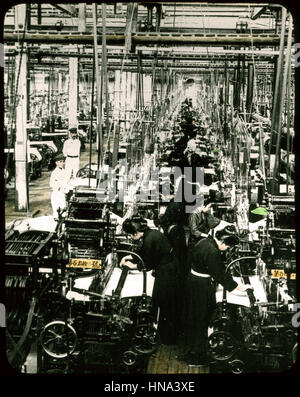 Herbert Geddes, La vie au Japon, ca. 1910 --machine en usine de tissage Banque D'Images