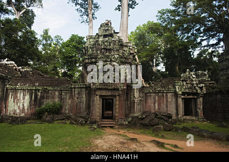 Porte ouest de Ta Prohm, Angkor, au Cambodge. Temple de la jungle avec des arbres poussant hors de ses murs. Tomb Raider tourné ici. CE 1186 Banque D'Images