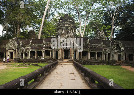 Porte ouest de Ta Prohm, Angkor, au Cambodge. Temple de la jungle avec des arbres poussant hors de ses murs. Tomb Raider tourné ici. CE 1186 Banque D'Images