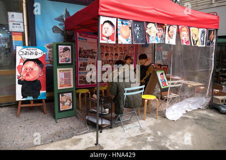 Man painting caricatures. Vente de peintures de décrochage de célébrités. Séoul, Corée du Sud, Asie Banque D'Images