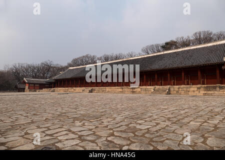 Voir d'Jeongjeon, le couloir principal d'un sanctuaire de Jongmyo, Confucianisme Coréen, monument, site touristique, Site du patrimoine mondial de l'UNESCO. Séoul, Corée du Sud, Asie Banque D'Images