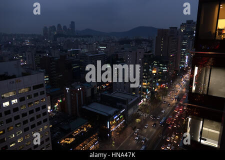 Avis de Gangnam-daero Boulevard, dans le quartier de Gangnam de nuit, Séoul, Corée du Sud, en Asie. La circulation, les voitures, les bus Banque D'Images