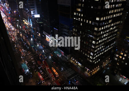 Avis de Gangnam-daero Boulevard, dans le quartier de Gangnam de nuit, Séoul, Corée du Sud, en Asie. La circulation, les voitures, les bus Banque D'Images