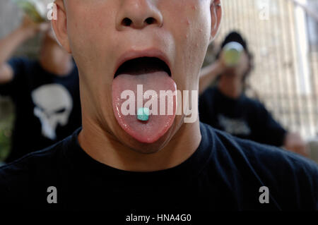 Garçon adolescent prendre médicament - garçon avec tablette de médicaments sur la langue © Luigi Innamorati/Sintesi/Alamy Stock Photo Banque D'Images