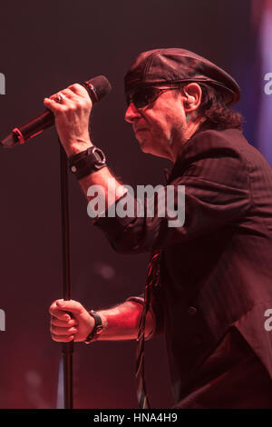 Dnepropetrovsk, UKRAINE - le 31 octobre : Klaus Meine de Scorpions rock band effectue live au Palais des Sports 'Meteor' SC. 'Final d''concert le 31 octobre 2012 à Dnipropetrovsk, Ukraine Banque D'Images