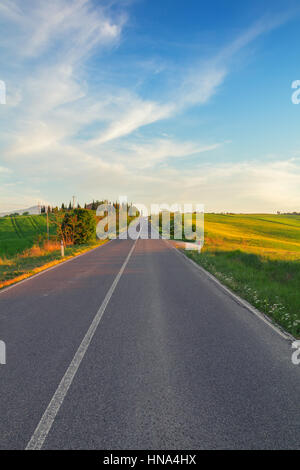 Paysage typique de la Toscane et de la route au coucher du soleil de printemps en Italie,l'Europe Banque D'Images