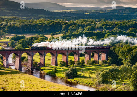 La classe LMS 8F 2-8-0 no 48151 GUE O Guilde avec le Fellsman traversant le viaduc Arches Whalley. Banque D'Images