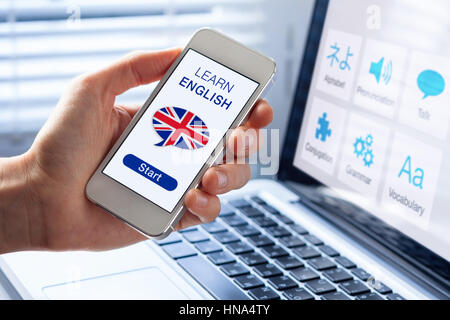 Apprendre l'anglais en ligne langue concept avec une personne montrant e-learning application sur téléphone mobile avec le drapeau britannique du Royaume-Uni Banque D'Images
