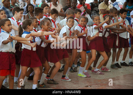 Clown divertissant les jeunes écoliers dans le Parque Central, La Havane, Cuba. Banque D'Images