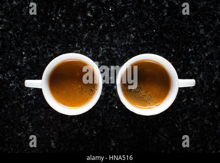 Deux tasses de café espresso sur du marbre noir Banque D'Images