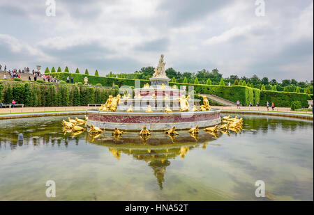 Impressionnantes fontaines dans le jardin de Versailles Banque D'Images