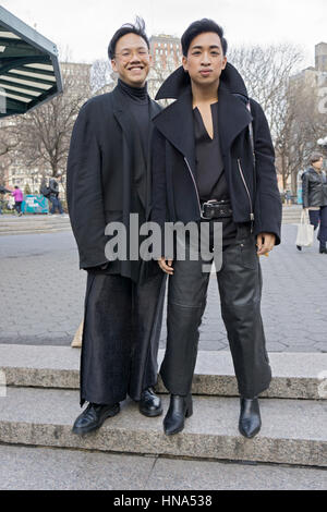 Deux cousins américains vietnamiens habillé de la même façon dans tous les black, à Union Square Park à Manhattan, New York City Banque D'Images