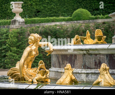 Impressionnantes fontaines dans le jardin de Versailles Banque D'Images