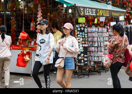 Les gens qui marchent dans les rues de Chinatown à Singapour Banque D'Images