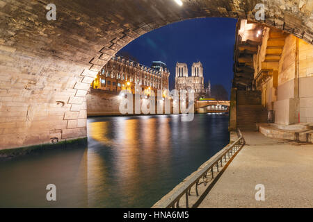 Cathédrale Notre Dame de Paris la nuit, France Banque D'Images