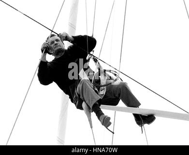 AJAXNETPHOTO.1 juin,1984.Plymouth, en Angleterre. -Course OSTAR- YACHTSMAN Français Eric Tabarly SKIPPER DU TRIMARAN PAUL RICARD REND LES RÉPARATIONS DE DERNIÈRE MINUTE AVANT LE DÉBUT DE MONTAGE. PHOTO:JONATHAN EASTLAND/AJAX REF:840106 4A Banque D'Images