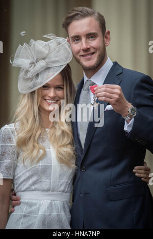 Angleterre cricketer Stuart large avec sa petite amie Bealey Mitchell après avoir été nommé membre de l'ordre de l'Empire britannique (MBE) par le Prince de Galles à une cérémonie au Palais de Buckingham à Londres. Banque D'Images