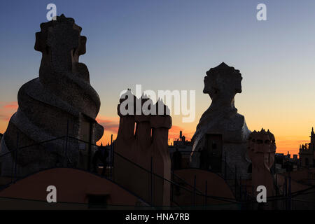 Silhouettes de gousses de cheminée ou de ventilation sur le toit de La Pedrera, Casa Mila, conçu par Antoni Gaudi, Barcelone, Catalogne, Espagne Banque D'Images