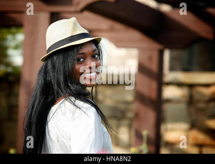  Preview Enregistrer Télécharger Portrait of happy smiling woman afro-américain Banque D'Images