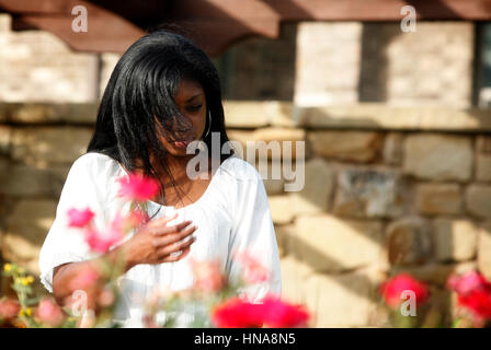  Preview Enregistrer Télécharger Portrait of happy smiling woman afro-américain Banque D'Images