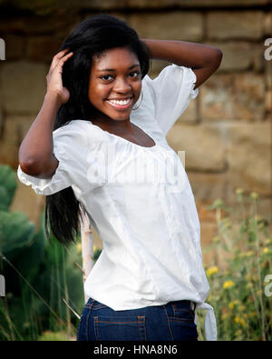  Preview Enregistrer Télécharger Portrait of happy smiling woman afro-américain Banque D'Images